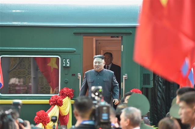 Chủ tịch Kim Jong-un xuống tàu trong sự chào đón của lãnh đạo, người dân Việt Nam. Ảnh VGP/Nhật Bắc 
