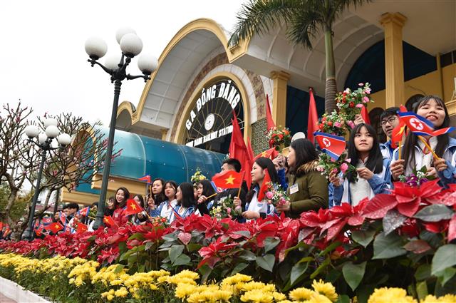 Người dân tỉnh Lạng Sơn với cờ và hoa rực rỡ đón chào Nhà lãnh đạo Triều Tiên Kim Jong-un. Ảnh VGP/Nhật Bắc 