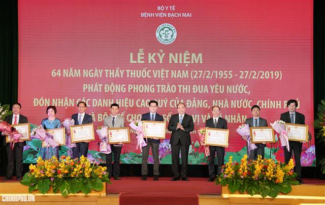 Thủ tướng Nguyễn Xuân Phúc trao Huân chương Lao động cho 6 tập thể và 2 cá nhân của Bệnh viện Bạch Mai. Ảnh: VGP/Quang Hiếu