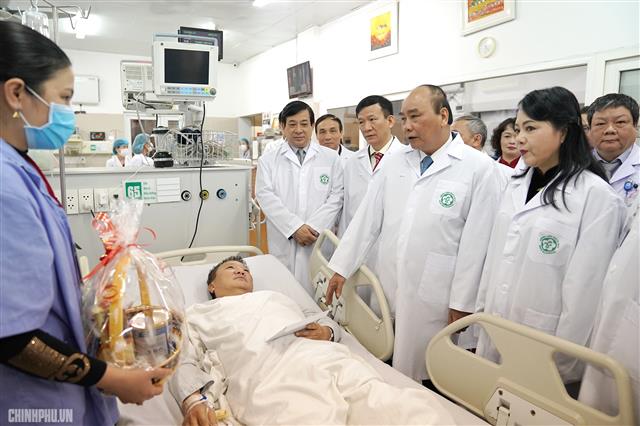 Thủ tướng thăm hỏi bệnh nhân tại Khoa Cấp cứu BV Bạch Mai. Ảnh: VGP/Quang Hiếu