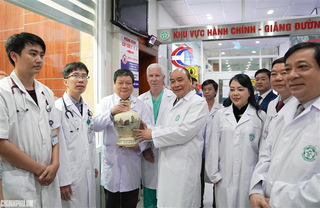 Thủ tướng tặng quà các y, bác sĩ BV Bạch Mai. Ảnh: VGP/Quang Hiếu