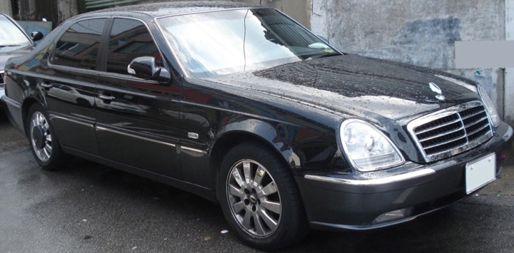 Mẫu xe Zunma trên đây của Pyeonghwa có nét thiết kế giống chiếc Mercedes E320 đời 1997 và đèn pha của Ford Scorpio đời 2004. (Ảnh: Wikpedia) 