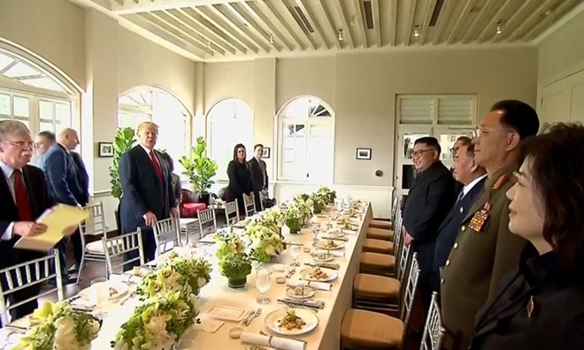 Phái đoàn Mỹ - Triều dùng bữa trưa tại hội nghị thượng đỉnh lần thứ nhất ở Singapore tháng 6-2018. (Ảnh: Reuters)