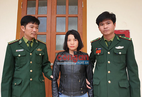 Cán bộ Đồn Biên phòng 559 bắt giữ đối tượng Hùng Thị Niệm