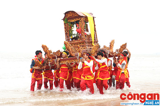 Màn rước kiệu trong lễ cầu ngư tại lễ hội đền Cờn thu hút đông đảo người dân tham gia cổ vũ