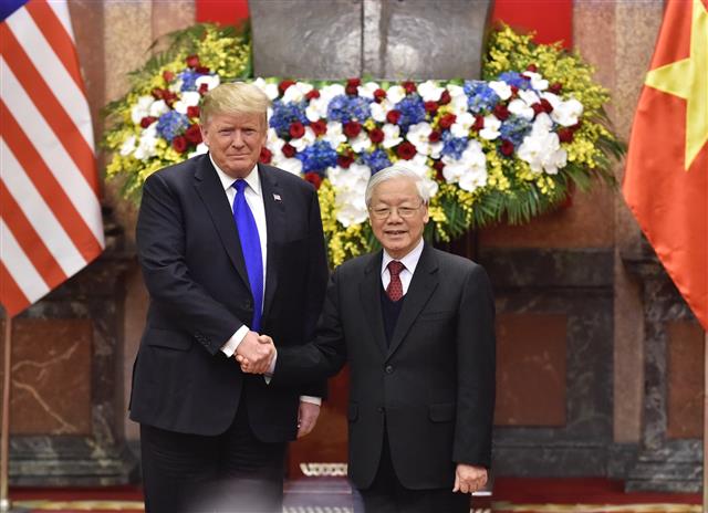 Tổng Bí thư, Chủ tịch nước Nguyễn Phú Trọng tiếp Tổng thống Donald Trump. Hai nhà lãnh đạo đã chứng kiến lễ ký các văn bản hợp tác trị giá nhiều tỷ USD giữa các doanh nghiệp. Ảnh VGP/Nhật Bắc