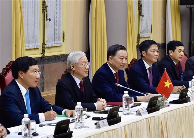Cùng dự hội đàm với Tổng Bí thư và Chủ tịch nước Nguyễn Phú Trọng có các thành viên Chính phủ. Ảnh VGP/Nhật Bắc