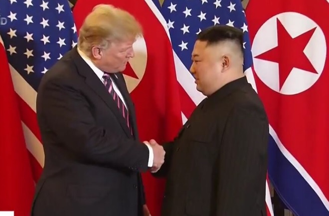 Tổng thống Mỹ và Chủ tịch Triều Tiên vui vẻ bắt tay nhau tối 27-2