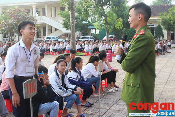 Công an huyện Hưng Nguyên chú trọng tuyên truyền, phổ biến kiến thức về PCCC cho học sinh trên địa bàn