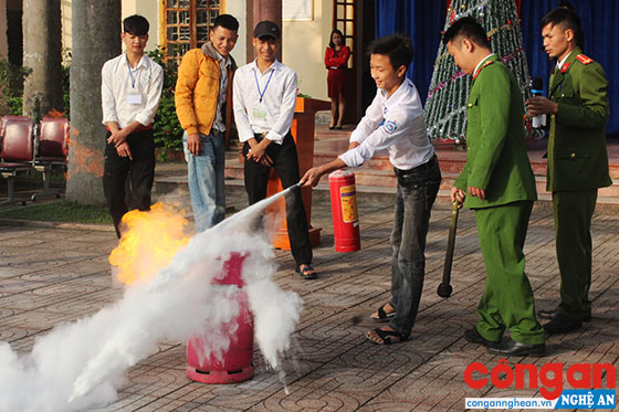 Công an huyện Hưng Nguyên hướng dẫn sử dụng bình chữa cháy cho học sinh Trường THPT Nguyễn Trường Tộ, huyện Hưng Nguyên