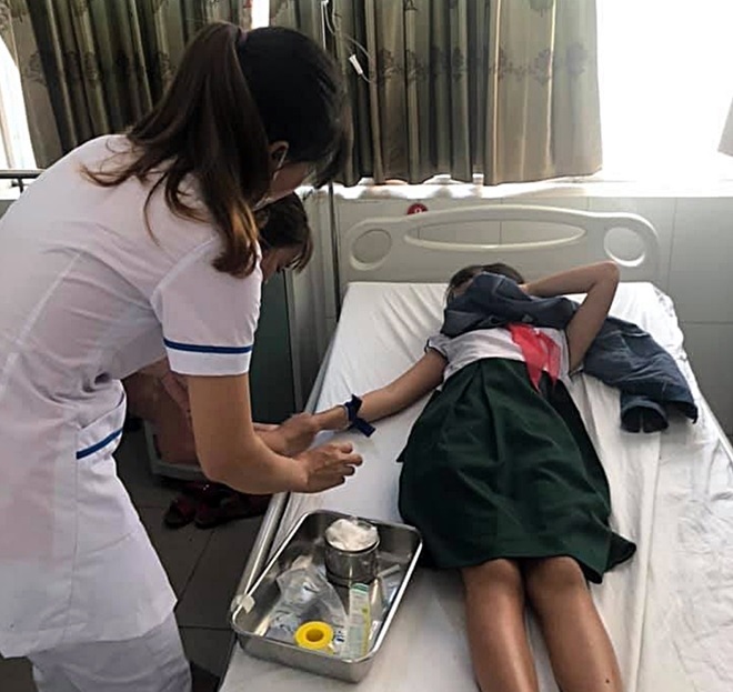 Các em học sinh được điều trị tại Trung tâm Y tế huyện Thăng Bình.