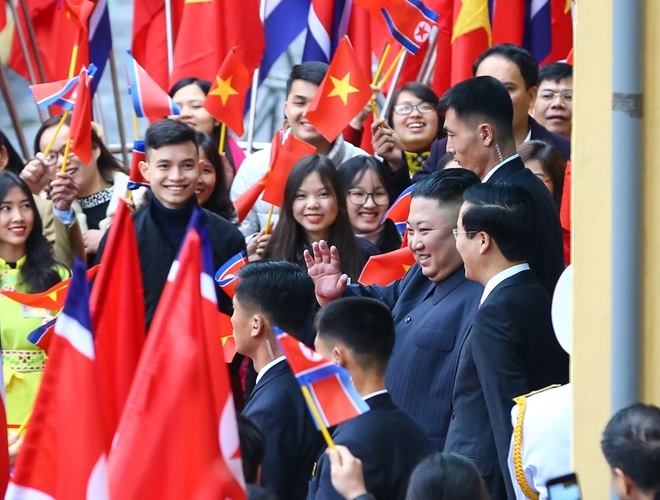 Chủ tịch Kim Jong-un được chào đón khi tới Việt Nam sáng 26-2. Ảnh: Thiện Minh