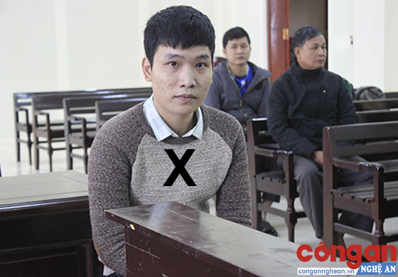 Bị cáo Phan Anh Tuấn (X) tại phiên tòa