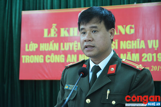 Trung tá Lưu Mai Châu, Phó trưởng phòng Tổ chức cán bộ Công an tỉnh quán triệt một số nội dung đối với các Chiến sỹ mới.