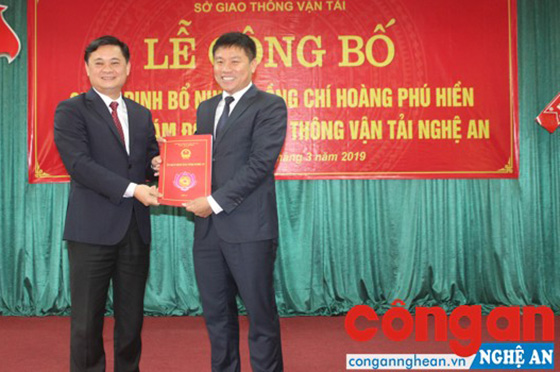 Chủ tịch UBND tỉnh Thái Thanh Quý trao Quyết định bổ nhiệm đồng chí Hoàng Phú Hiền giữ chức vụ Giám đốc Sở Giao thông Vận tải