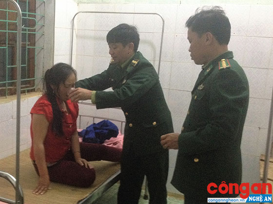 Đại úy, bác sĩ Lê Anh Đức và  Đại úy, y sĩ Trần Đăng Đô, Quân y Đồn Biên phòng Tri Lễ đang cứu chữa cho 1 bệnh nhân