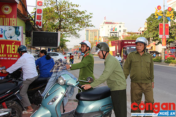 Công an huyện Diễn Châu phối hợp với Công an thị trấn Diễn Châu nhắc nhở người dân vi phạm hành lang ATGT đường bộ