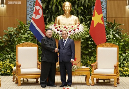 Thủ tướng Nguyễn Xuân Phúc và Chủ tịch Triều Tiên Kim Jong Un. Ảnh: VGP/Quang Hiếu