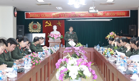 Đại tá Nguyễn Văn Việt phát biểu tại buổi tọa đàm.