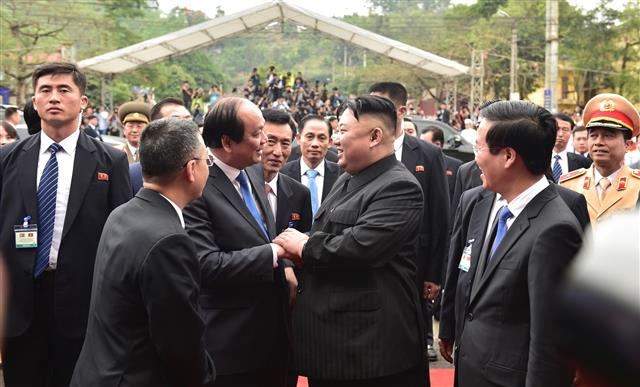 Chủ tịch Kim Jong Un và Bộ trưởng, Chủ nhiệm VPCP Mai Tiến Dũng tại lễ tiễn. - Ảnh: VGP/Nhật Bắc