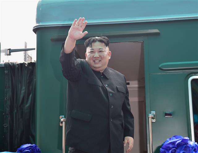 Chủ tịch Kim Jong Un lên tàu rời ga Đồng Đăng. - Ảnh: VGP/Nhật Bắc