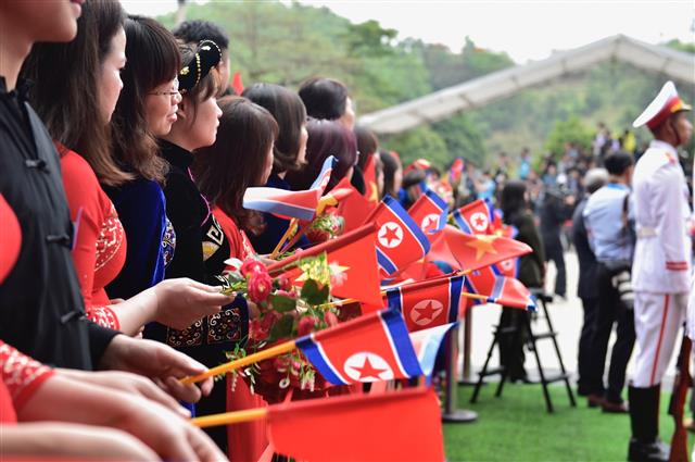 Đông đảo người dân tiễn Chủ tịch Triều Tiên Kim Jong Un và đoàn đại biểu Triều Tiên. - Ảnh: VGP/Nhật Bắc
