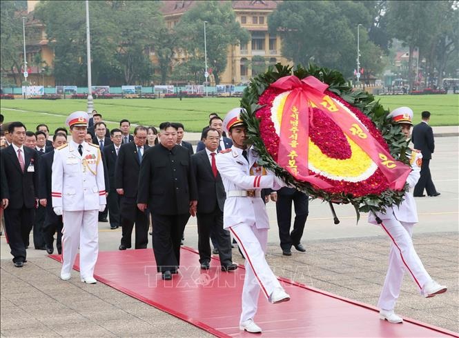 Trước khi rời Hà Nội để đi Lạng Sơn, Chủ tịch Triều Tiên Kim Jong Un đến đặt vòng hoa và vào Lăng viếng Chủ tịch Hồ Chí Minh.
