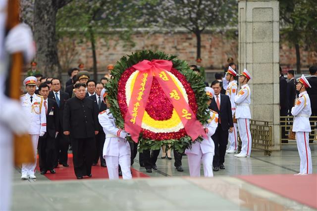Chủ tịch Triều Tiên Kim Jong Un đến đặt vòng hoa tại Đài tưởng niệm các Anh hùng liệt sĩ trên đường Bắc Sơn, Quận Ba Đình. - Ảnh: VGP