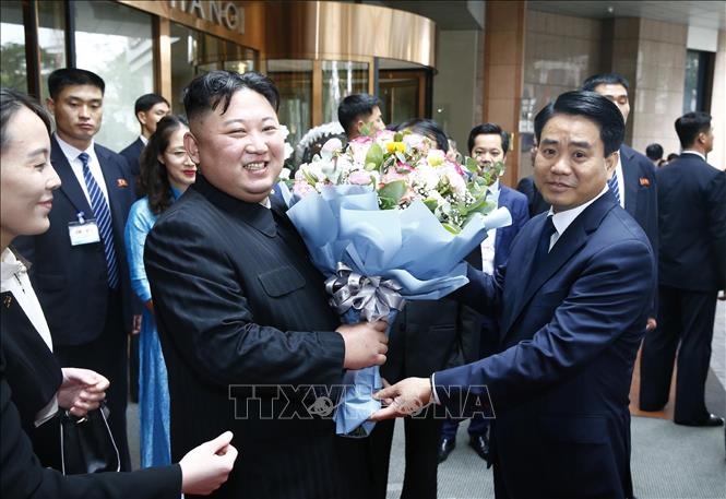 Chủ tịch UBND TP Hà Nội Nguyễn Đức Chung tặng hoa, tiễn Chủ tịch Triều Tiên Kim Jong Un tại khách sạn Melia (Hà Nội).