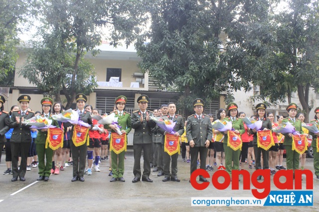 Các đồng chí Phó Giám đốc Công an tỉnh: Đại tá Nguyễn Tiến Dần và Đại tá Lê Xuân Hoài tặng cờ lưu niệm và hoa chúc mừng các đội bóng