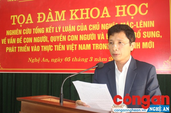 Ông Nguyễn Mỹ Tặng, Phó Hiệu trưởng Trường Chính trị tỉnh phát biểu khai mạc buổi tọa đàm