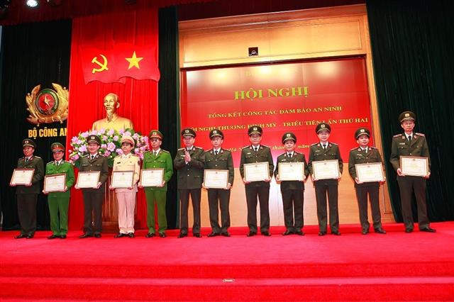 Bộ trưởng Tô Lâm trao Bằng khen của Bộ Công an tặng các tập thể, cá nhân có thành tích xuất sắc trong công tác đảm bảo an ninh, an toàn Hội nghị Thượng đỉnh Mỹ - Triều Tiên lần thứ hai.