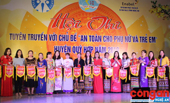 Ban tổ chức trao cờ lưu niệm cho 21 đội tham gia Hội thi “An toàn cho phụ nữ và trẻ em”