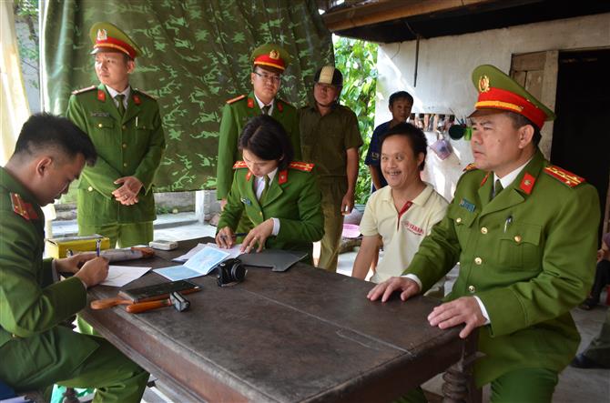 Đại tá Lương Thế Lộc cùng tổ công tác tham gia làm CMND miễn phí tại nhà Anh Trịnh Xuân Lục, 38 tuổi, trú tại xóm 4B xã Thanh Phong, bị câm, điếc bẩm sinh