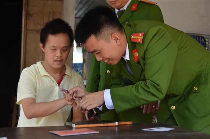 Trung úy Lê Quang Đạt ân cần, niềm nở, chu đáo khi lấy dấu vân tay cho anh Trịnh Xuân Lục