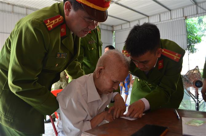 Ông Lê Văn Đống, 90 tuổi, thương binh 1/4, trú tại xóm 4B xã Thanh Phong bị liệt nửa người được Đại tá Lương Thế Lộc giúp đỡ làm CMND