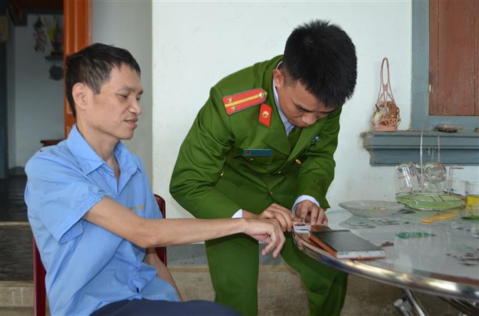 Anh Phan Văn Hạnh, 44 tuổi, trú tại xóm 6A, xã Thanh Phong giáo dân bị nhiễm chất độc da cam được tổ công tác đến tận nhà để làm CMND