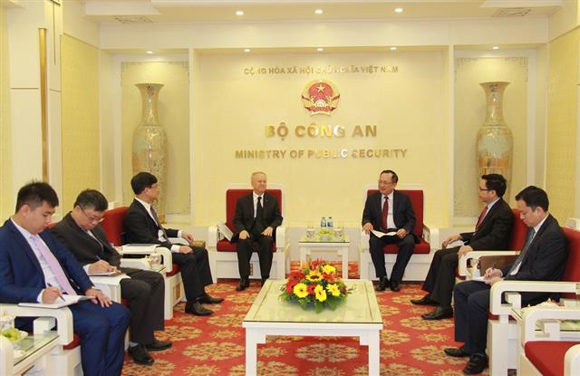 Thứ trưởng Nguyễn Văn Thành và Đại sứ Valerui Arteni tại buổi tiếp.