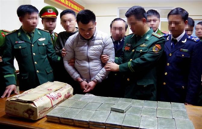 Đối tượng Nguyễn Văn Anh (28 tuổi, trú tại Nghệ An) bị bắt khi đang vận chuyển 120 bánh heroin qua khu vực cửa khẩu Cầu Treo, Hà Tĩnh