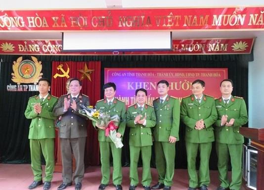 Giám đốc Công an tỉnh Thanh Hóa trao thưởng cho ban chuyên án. Ảnh: Báo Thanh Hóa