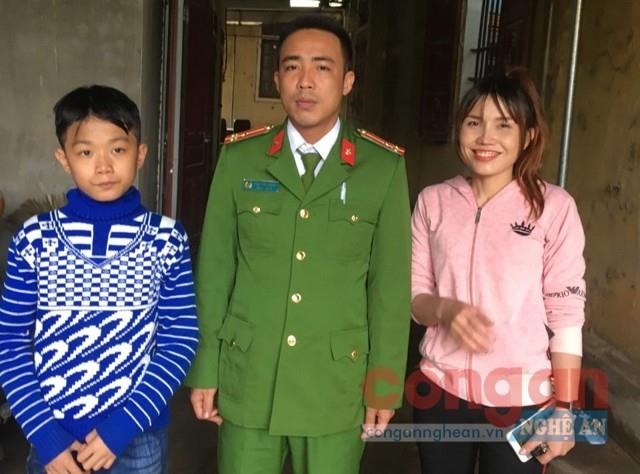 Thượng úy Phạm Văn Thành  bàn giao cháu bé cho gia đình
