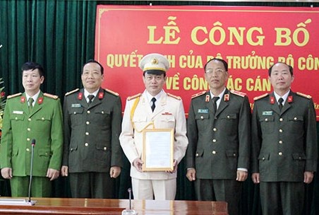 Lãnh đạo Công an tỉnh Điện Biên chúc mừng Đại tá Vũ Tiến Dũng.