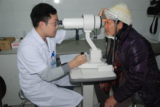 Người bị glôcôm phải được khám và điều trị sớm để tránh mù lòa