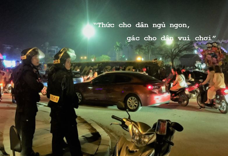 Nữ cảnh sát đặc cơ động đảm bảo an ninh trật tự đêm giao thửa Kỷ Hợi 2019. Ảnh: Bình Minh 