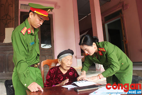 Công an huyện Nghi Lộc làm thủ tục cấp CMND cho mẹ VNAH Đinh Thị Em
