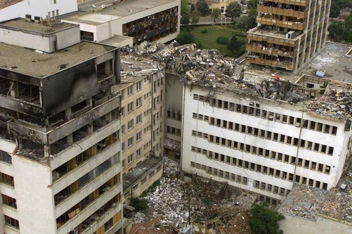 Bức không ảnh này cho thấy Bưu điện trung tâm Pristina đã bị bom đạn NATO tàn phá như thế nào. Ảnh chụp vào ngày 15/6/1999.