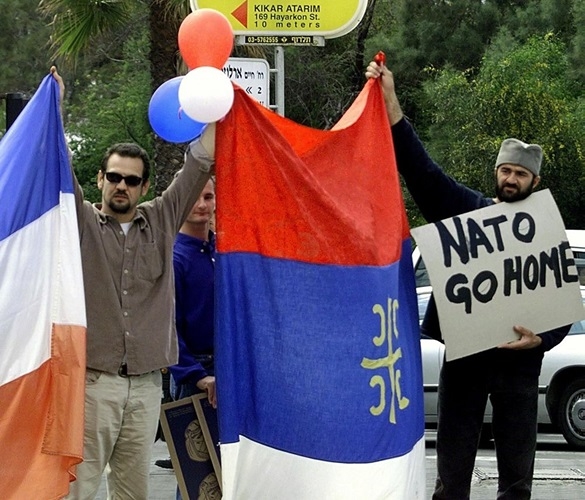 Người Do Thái gốc Nam Tư biểu tình phản đối NATO ném bom Nam Tư. Biểu tình xảy ra bên ngoài Đại sứ quán Anh ở Tel Aviv. Ảnh chụp vào ngày 26/3/1999./.