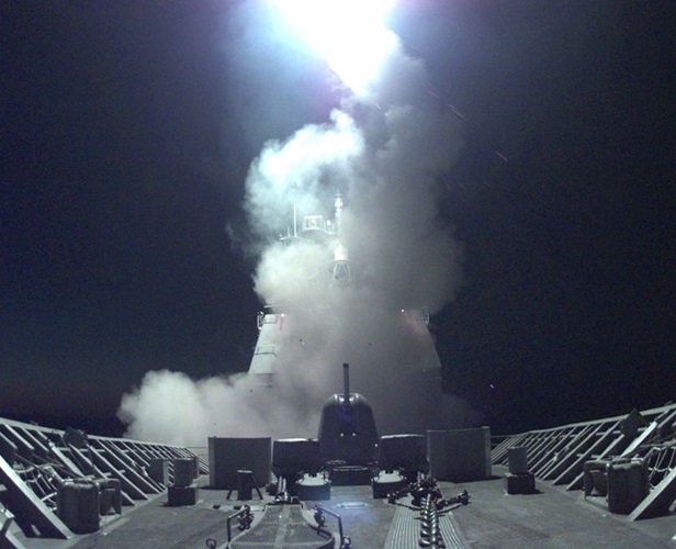 Tuần dương hạm Mỹ “Philippines Sea” phóng tên lửa hành trình Tomahawk vào các mục tiêu trên khắp lãnh thổ Nam Tư vào ngày 24/3/1999.