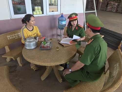 Bà Nguyễn Thị Nhàn - Chủ đại lý thu mua nông sản Kiều Nhàn, xã Đắk Ha, huyện Đắk Glong kể lại việc bị lừa.