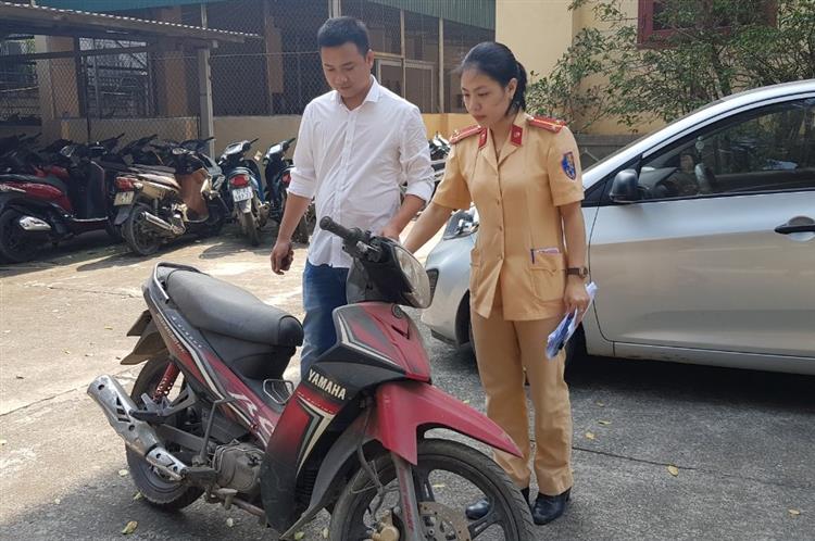 Cán bộ Đội CSGT Công an huyện Diễn Châu trao trả xe máy cho người bị mất